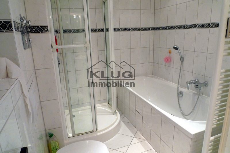 Bad mit Wanne u. Dusche