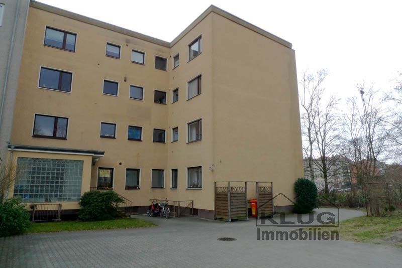 Hofansicht mit Parkplätzen