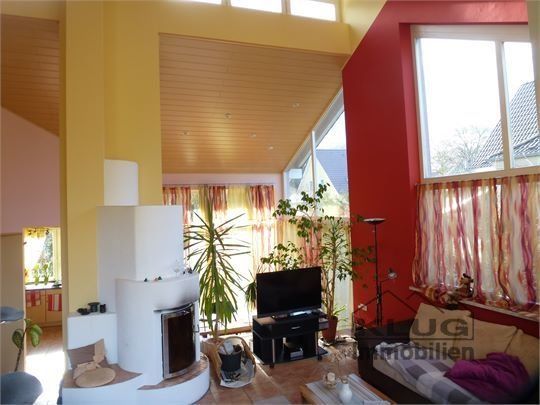 Offenes Wohnzimmer mit Kamin