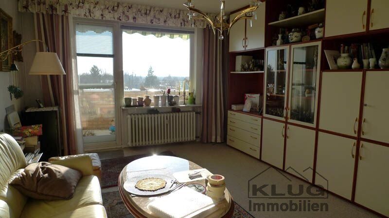 Helles Wohnzimmer mit Balkon