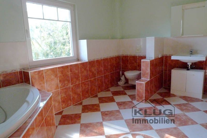 Bad mit WC u. Waschbecken