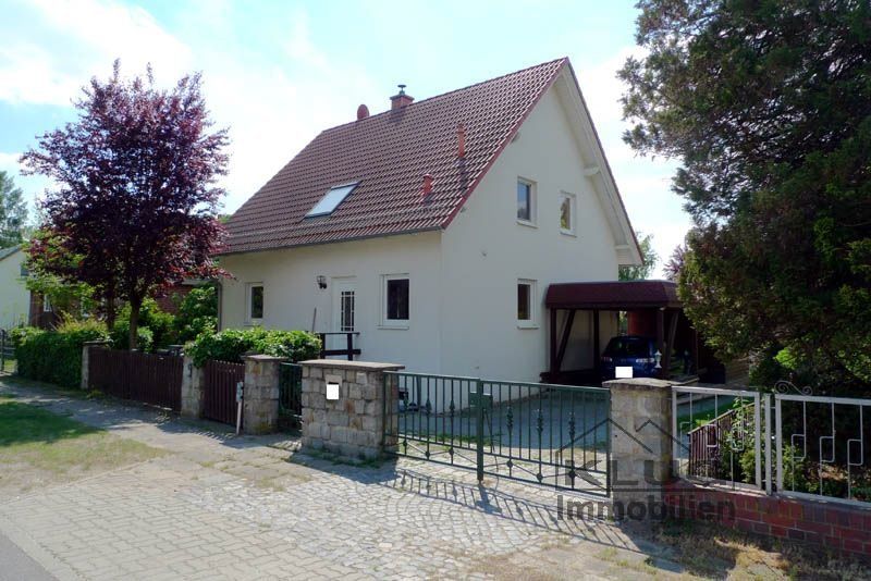 Straßenansicht mit Zufahrt