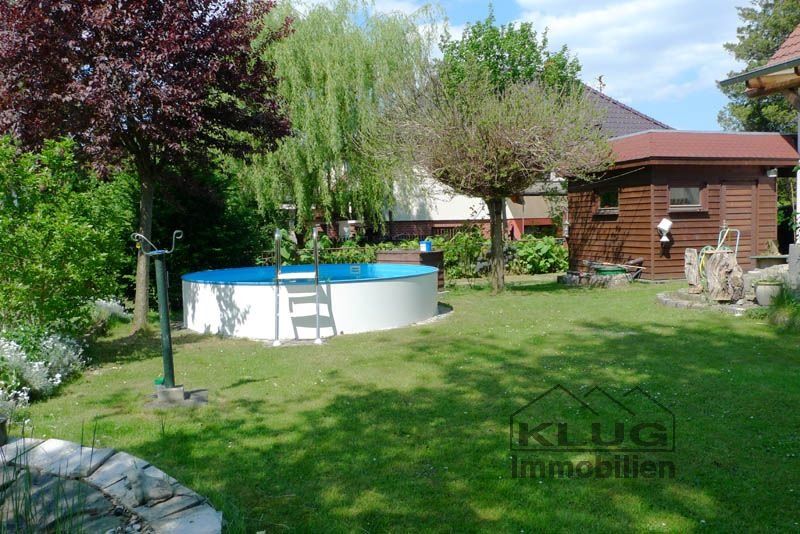 Gartenansicht mit Pool