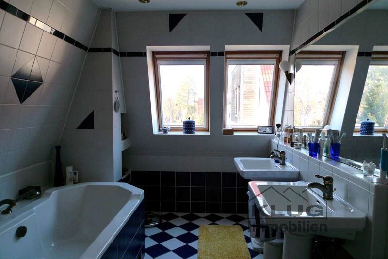 Komfortbad mit Badewanne und D