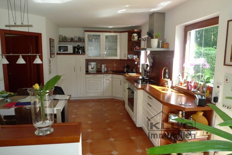 Einbauküche mit Essplatz