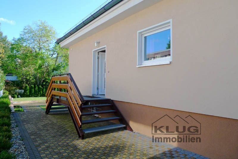 Seitenansicht mit Hauseingang