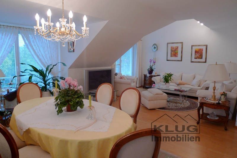 Wohnzimmer mit Ausgang zum Bal