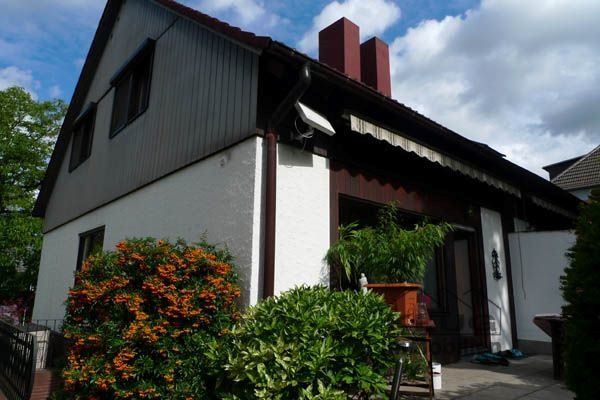 Seitliche Hausansicht mit Terr