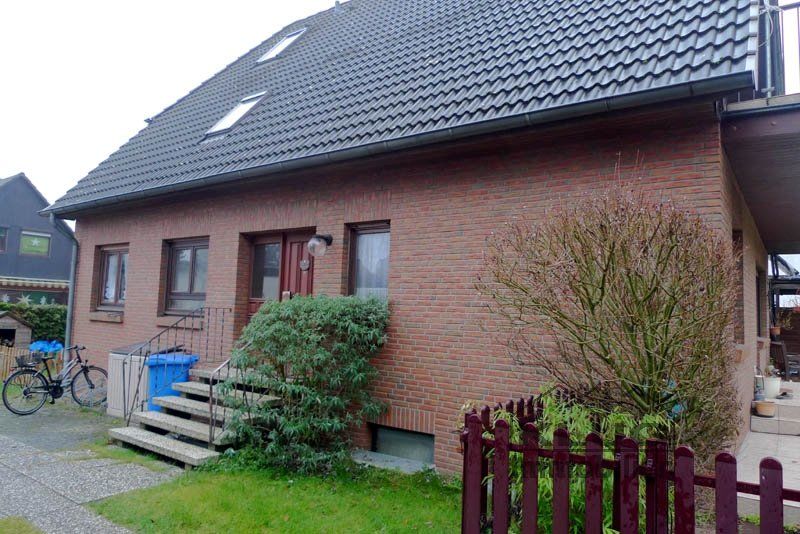 Seitenansicht mit Hauseingang