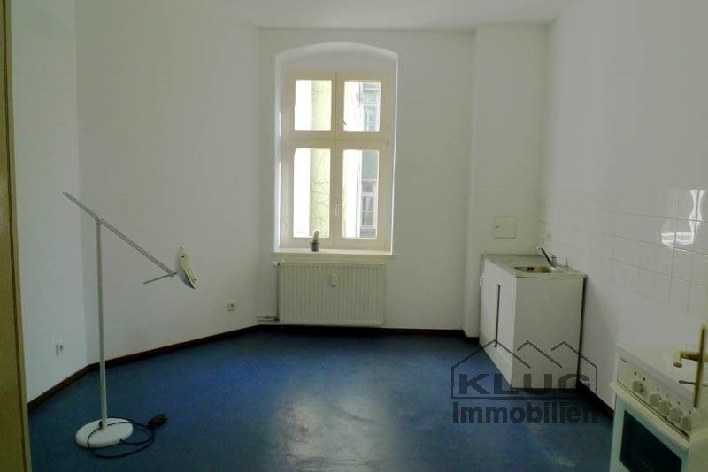 Küche mit Herd u. Spüle