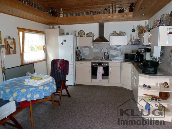 Wohnzimmer mit Einbauküche