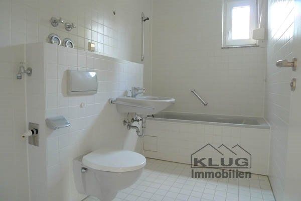 Bild Wannenbad WC mit Fenster