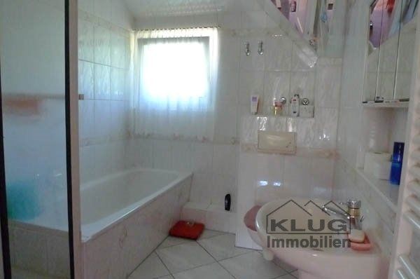 Bad mit Wanne und Dusche im OG