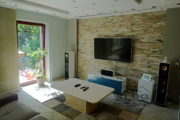 TV Zimmer mit Leinwand und Sou