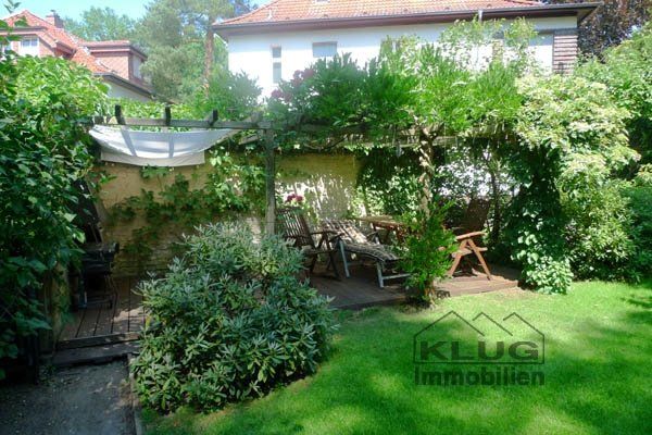 Terasse mit Pergola im Garten
