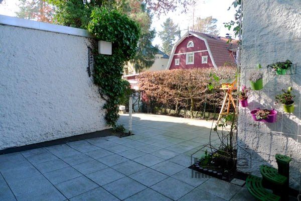 Seitliche Terrasse am Haus