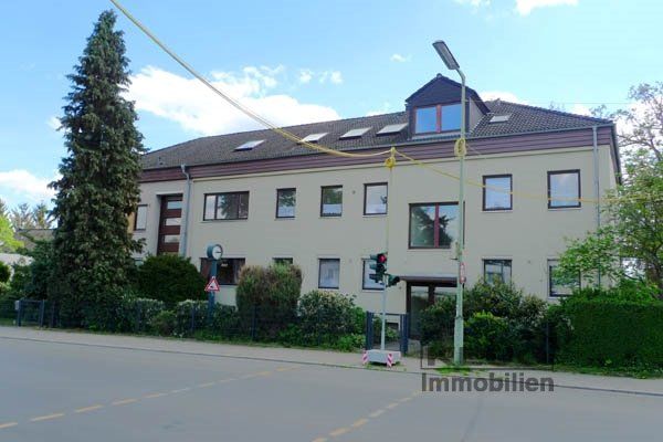 Straßenansicht mit Hauseingang