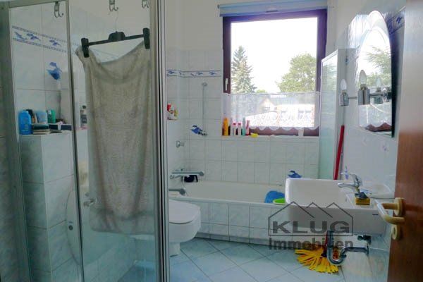 Bad mit Badewanne u. Dusche