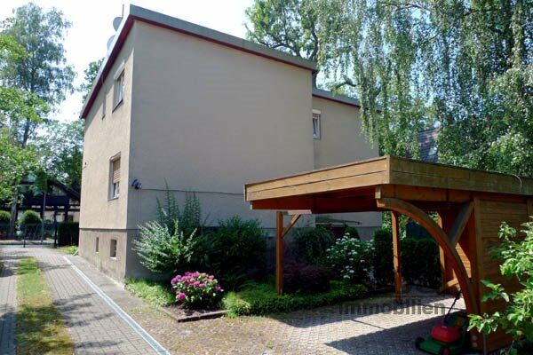 Rückansicht mit Carport