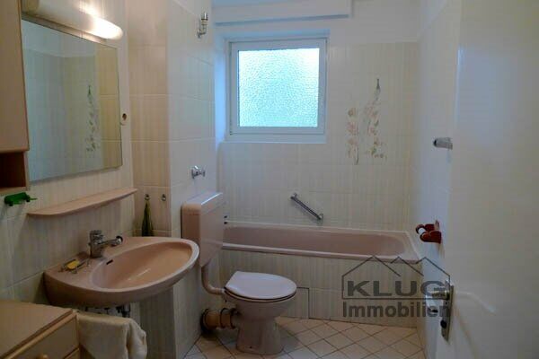 Wannenbad WC mit Fenster