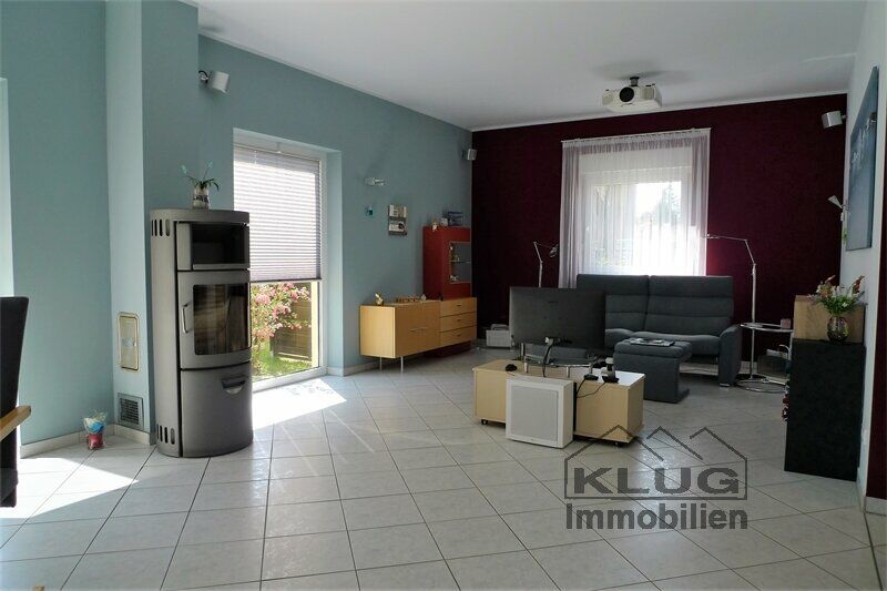 Großes Wohnzimmer mit Kamin