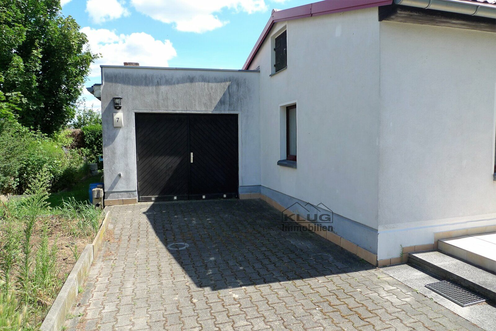 Außenansicht mit Garage