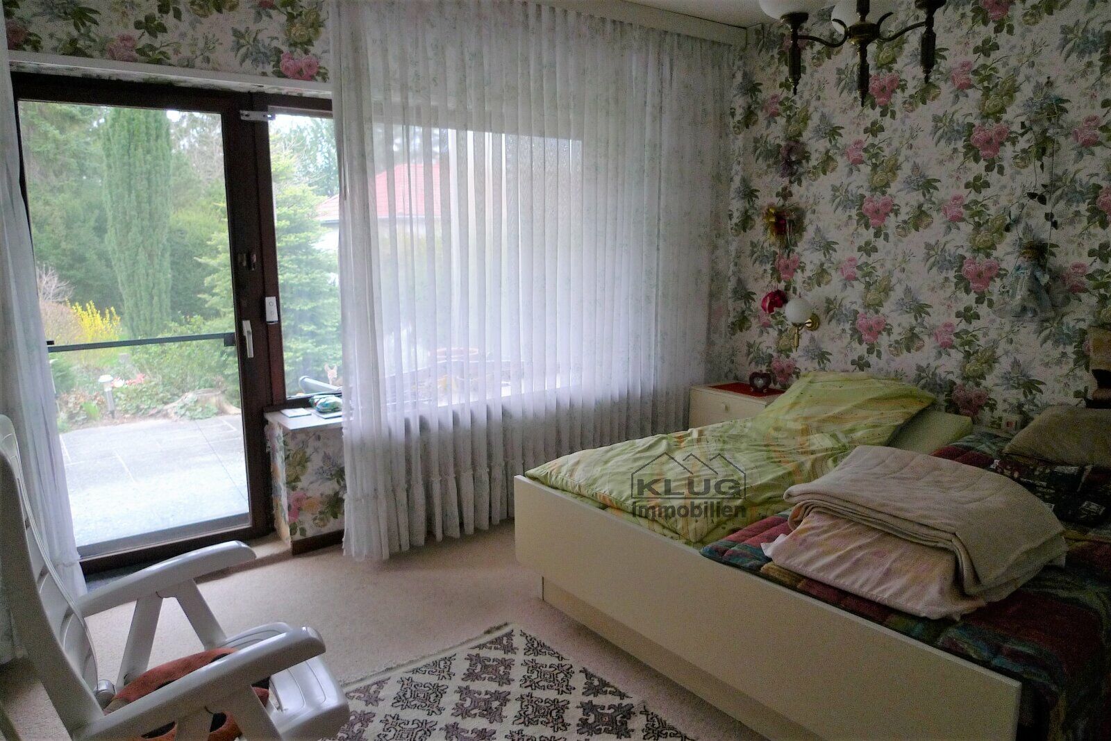 Schlafzimmer mit Ausgang zur T