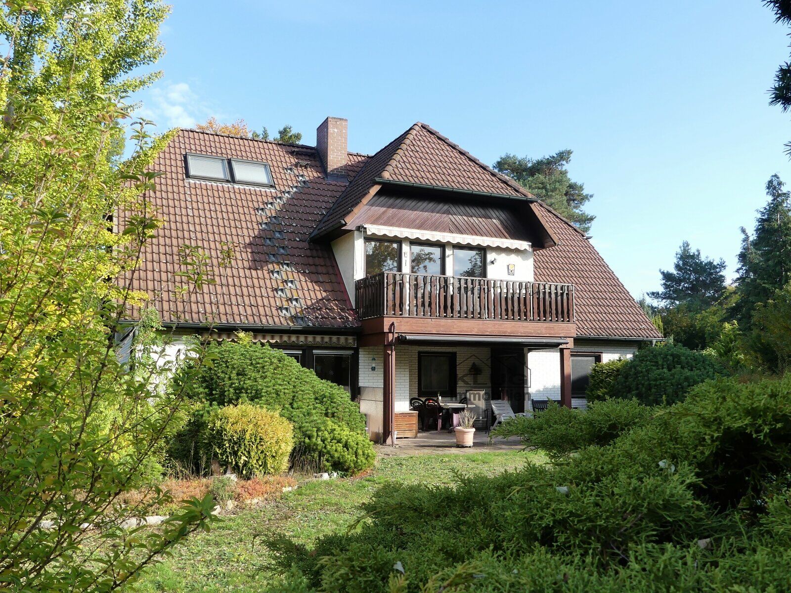 Hausansicht mit Garten