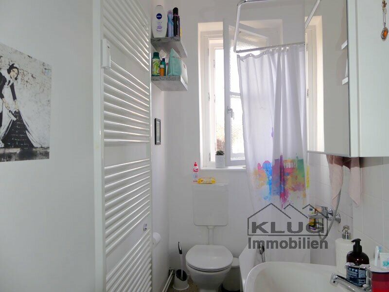 Bad mit Dusche und Fenster