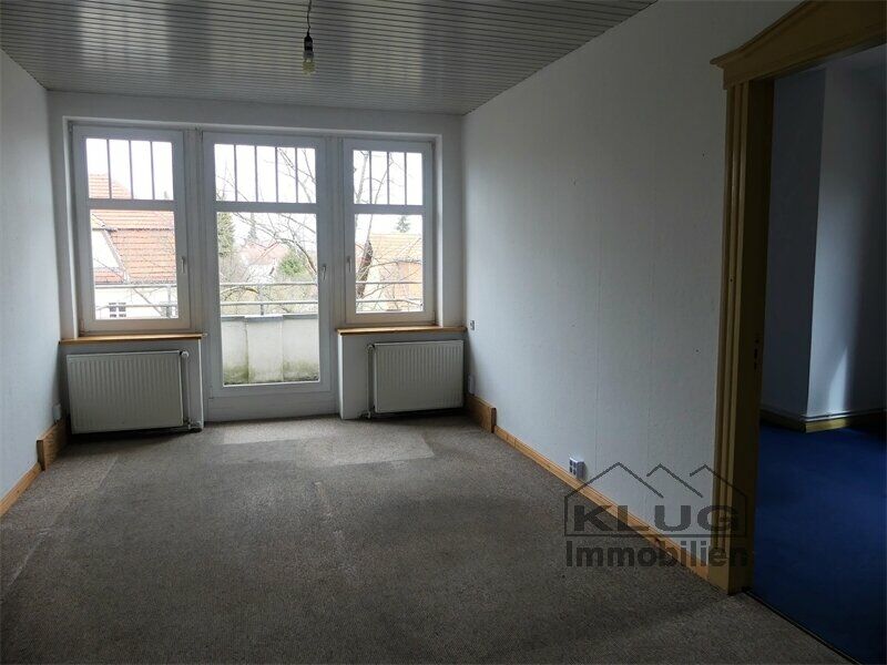 Wohnzimmer mit straßenseitigen