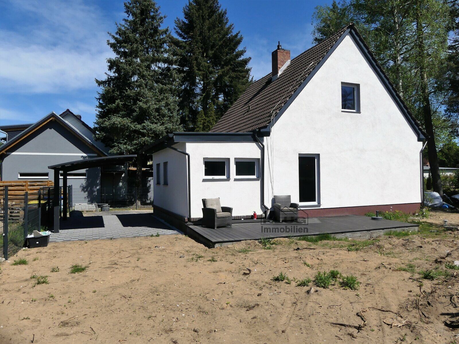 Hausansicht mt Terrasse und Ga
