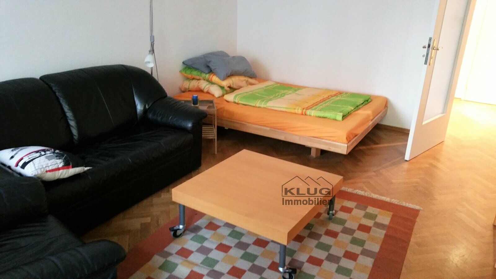 Wohnzimmer mit Couch u. Bett