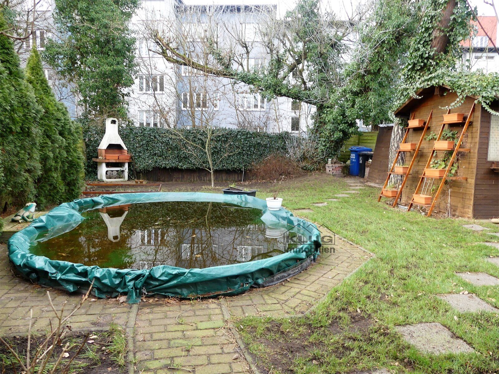 Garten mit Swimmingpool