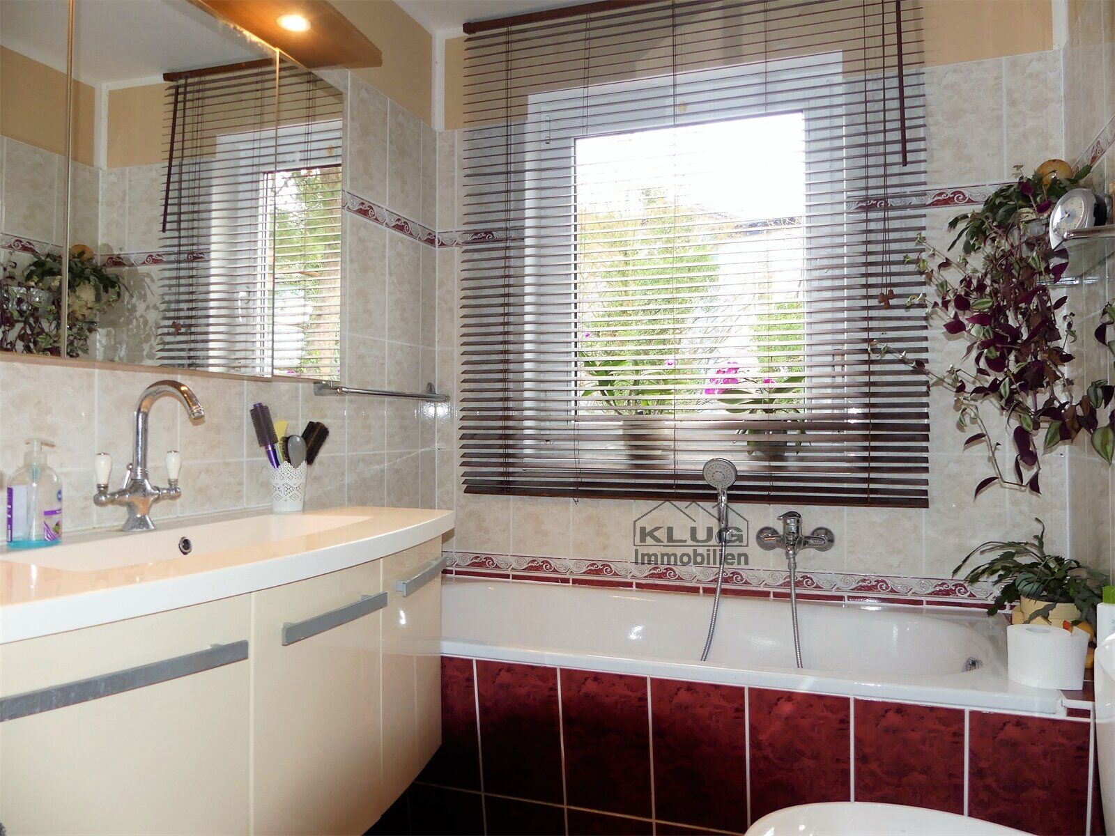 Bad WC mit Badewanne und Dusch