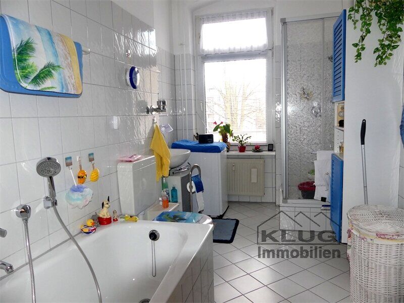 Bad mit Badewanne und Dusche