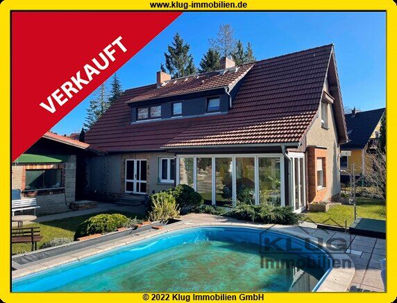 Hausansicht mit Swimmingpool