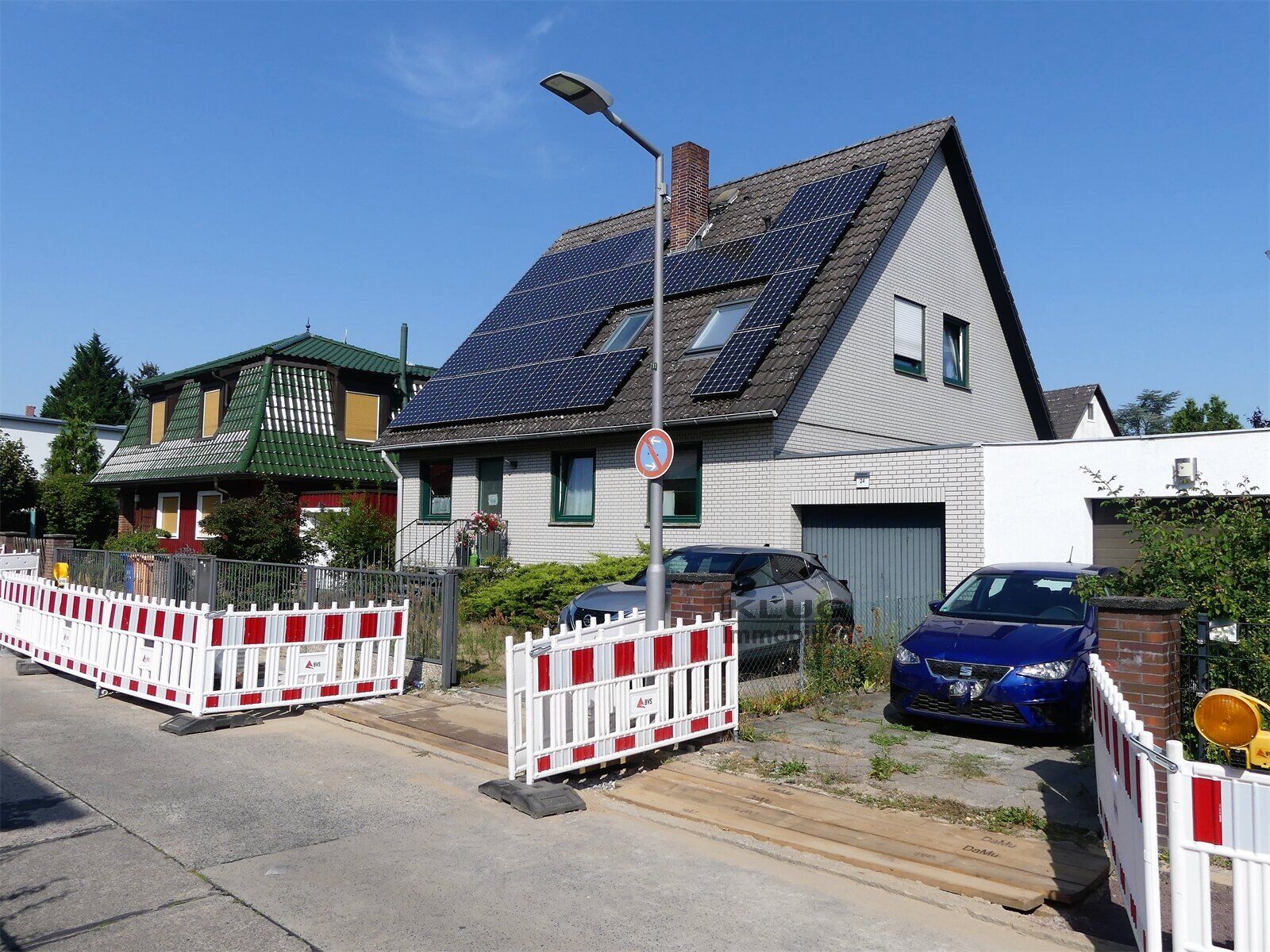 Straßenansicht mit rechter Gie