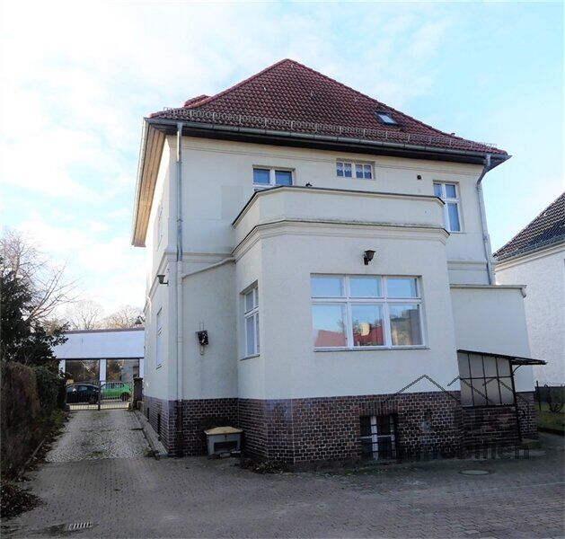 Rückansicht mit Zufahrt