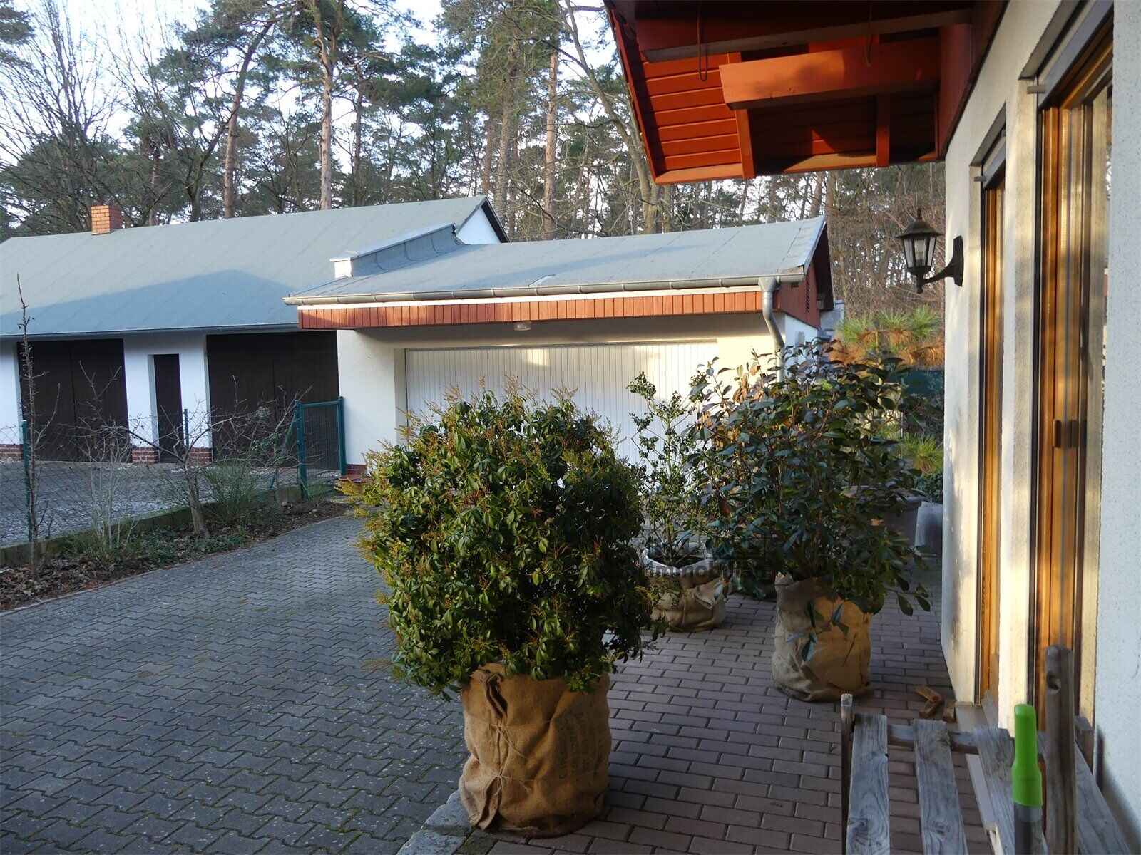 Seitliche Terrasse vor der Küc