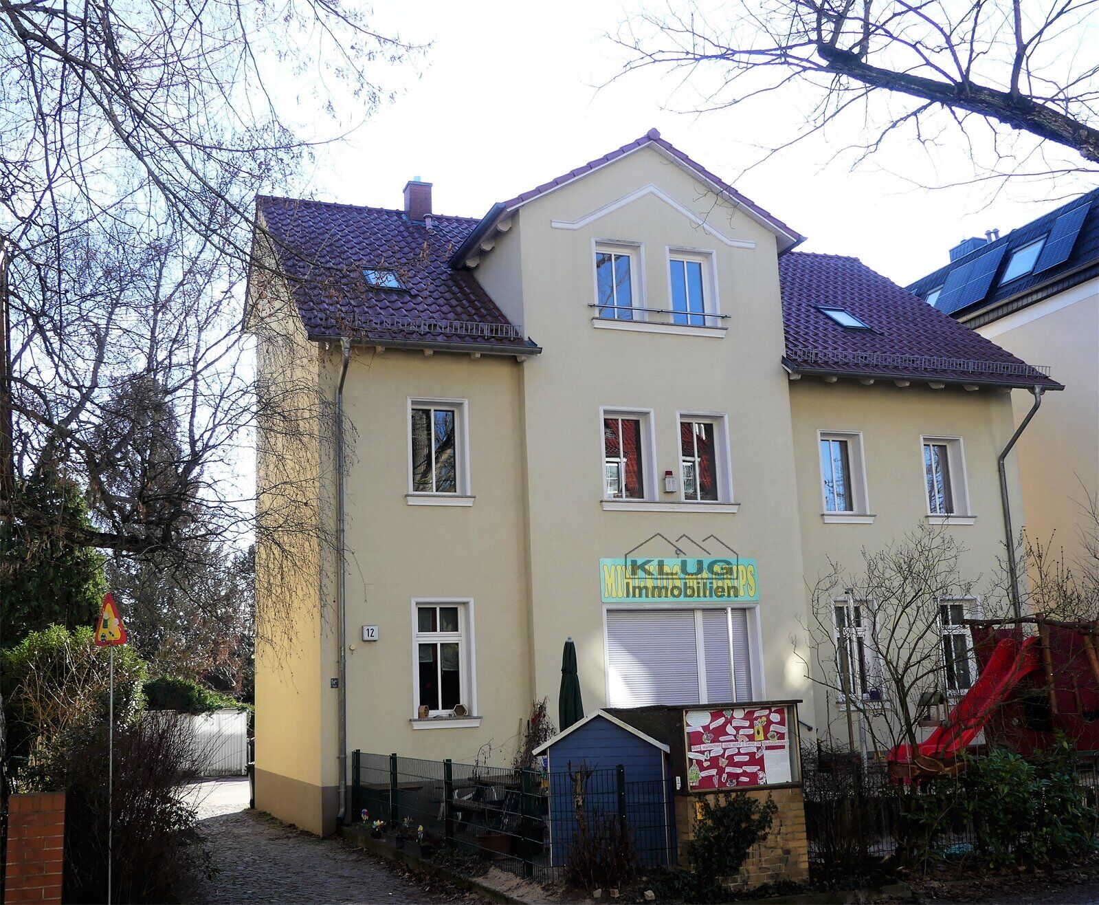 Straßenansicht mit Hofeinfahrt