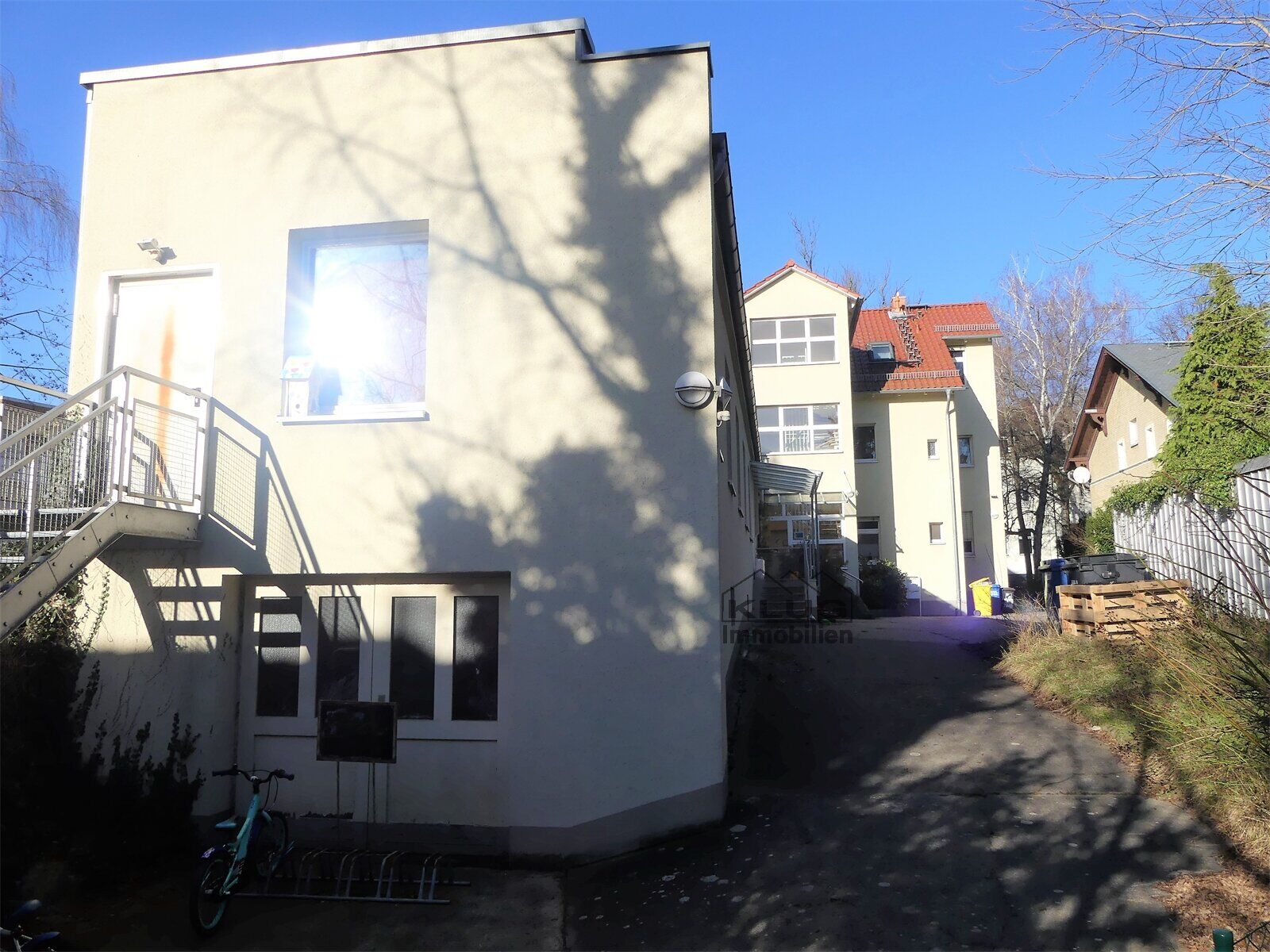 Rückansicht mit Notausgang