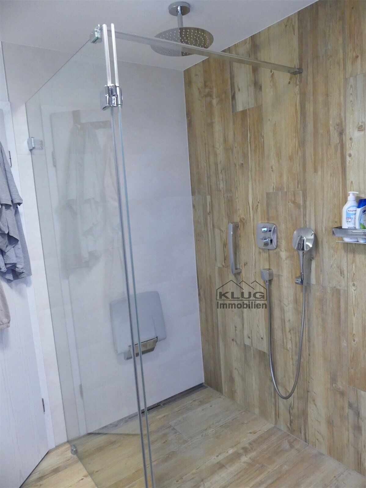 Ebenerdige Dusche mit Glastür
