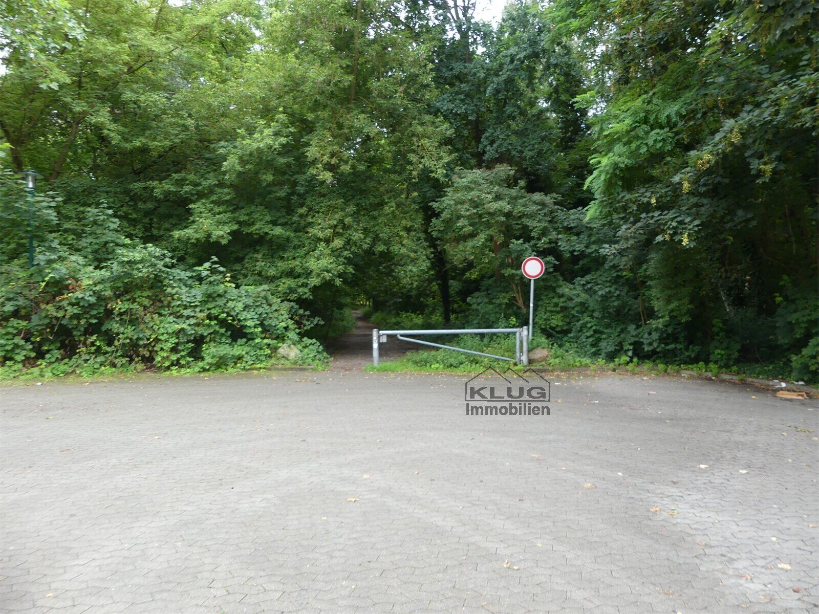 Sackgasse mit Gehweg in Richtu