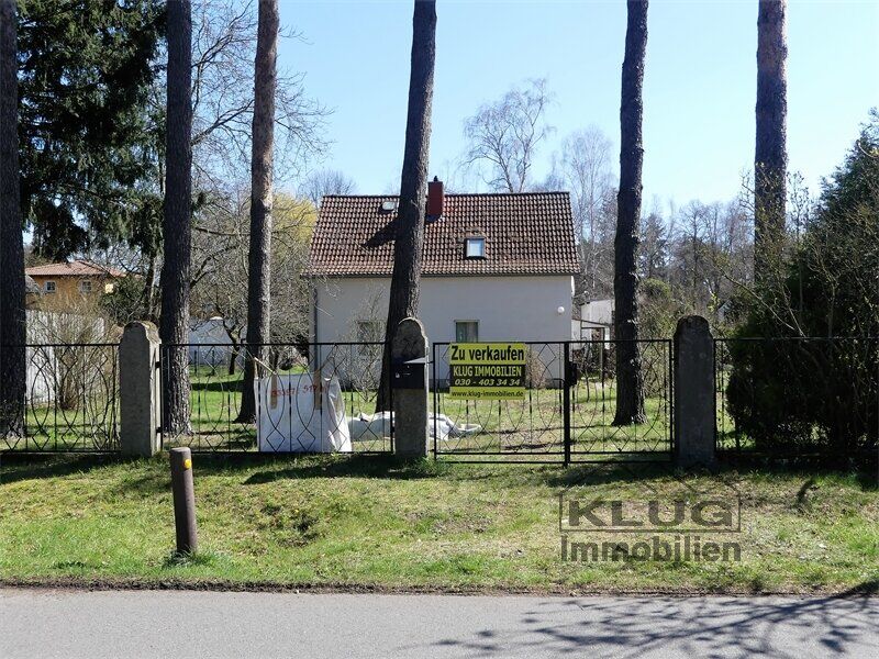 Straßenansicht mit Zaunanlage