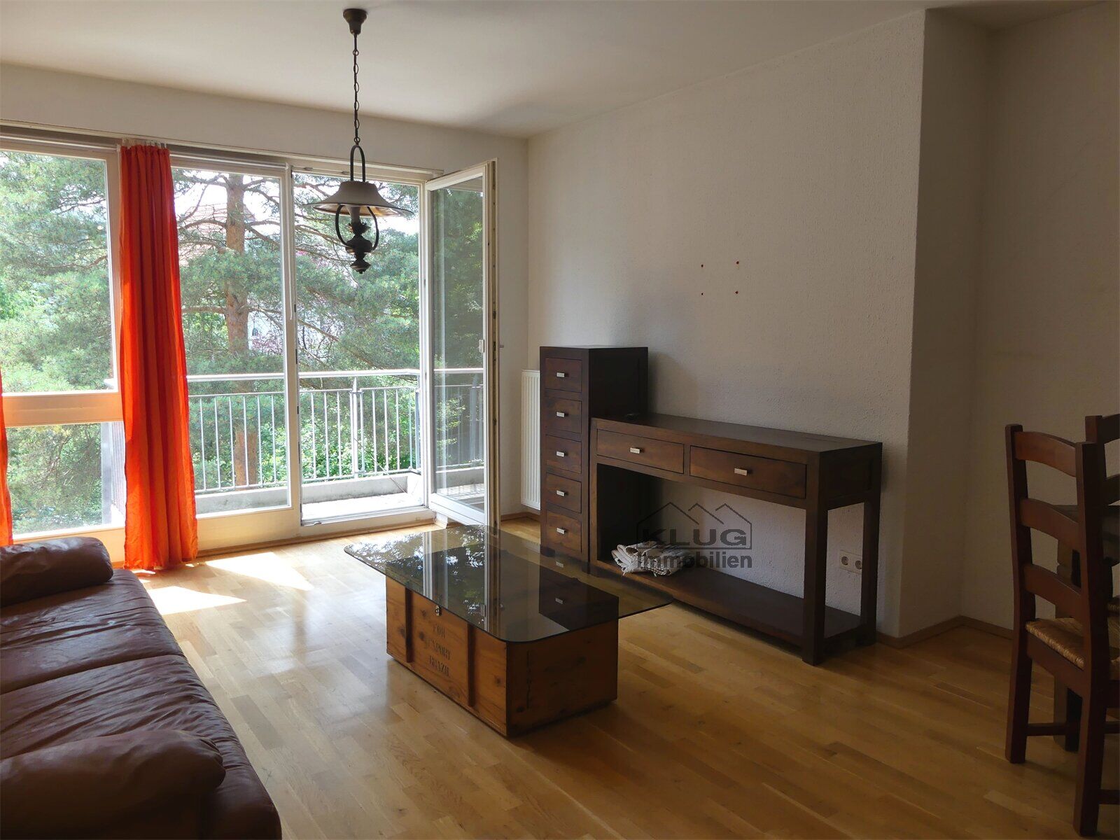 Wohnzimmer mit Balkon