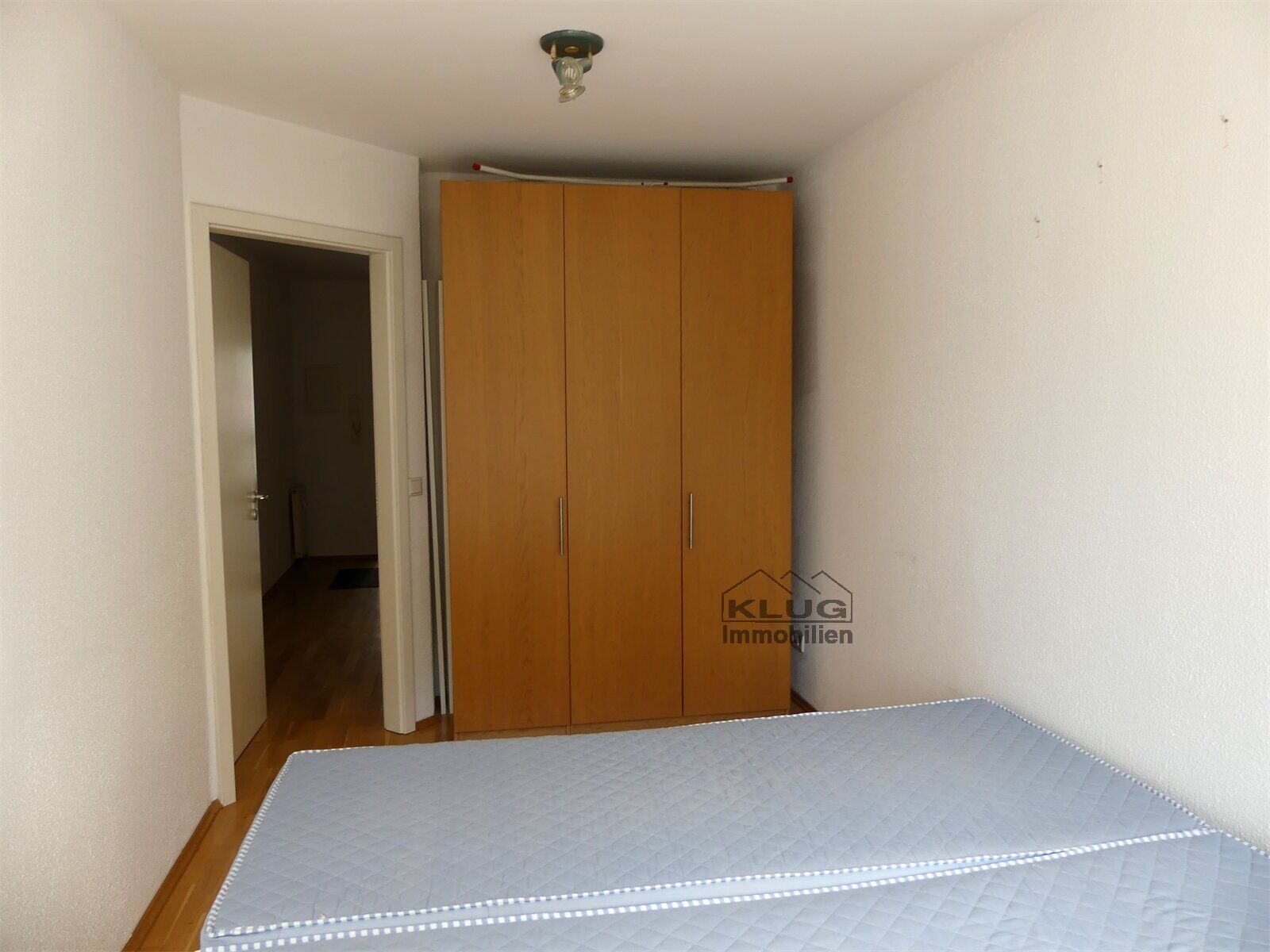 Schlafzimmer mit Schrank