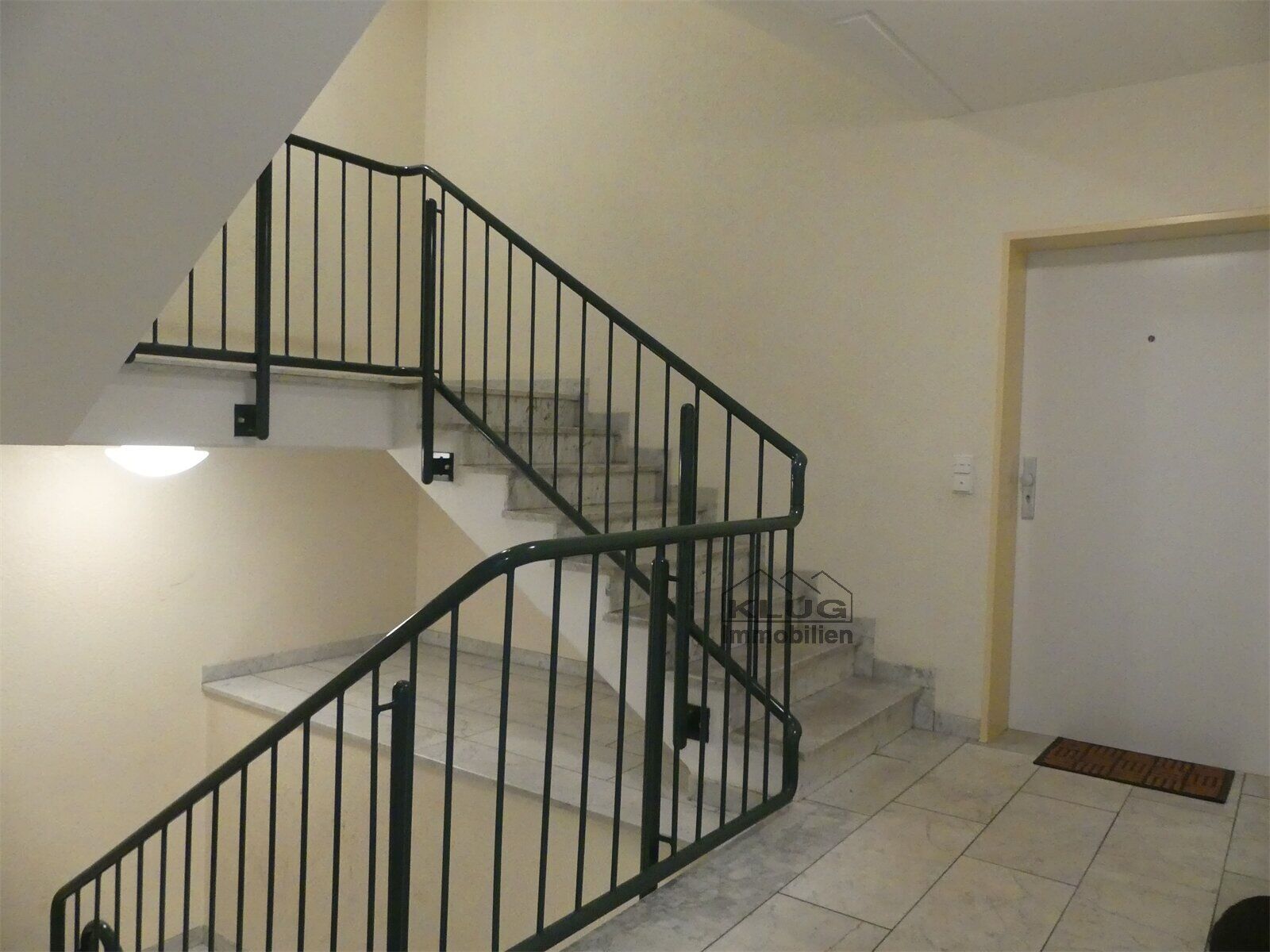 Gepflegtes Treppenhaus mit Woh
