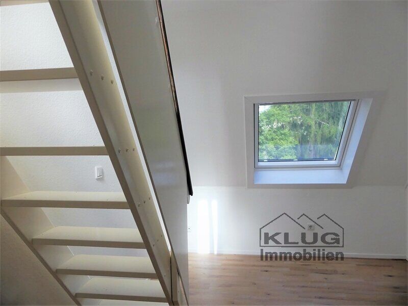 Halbes Zimmer mit Treppe zum D