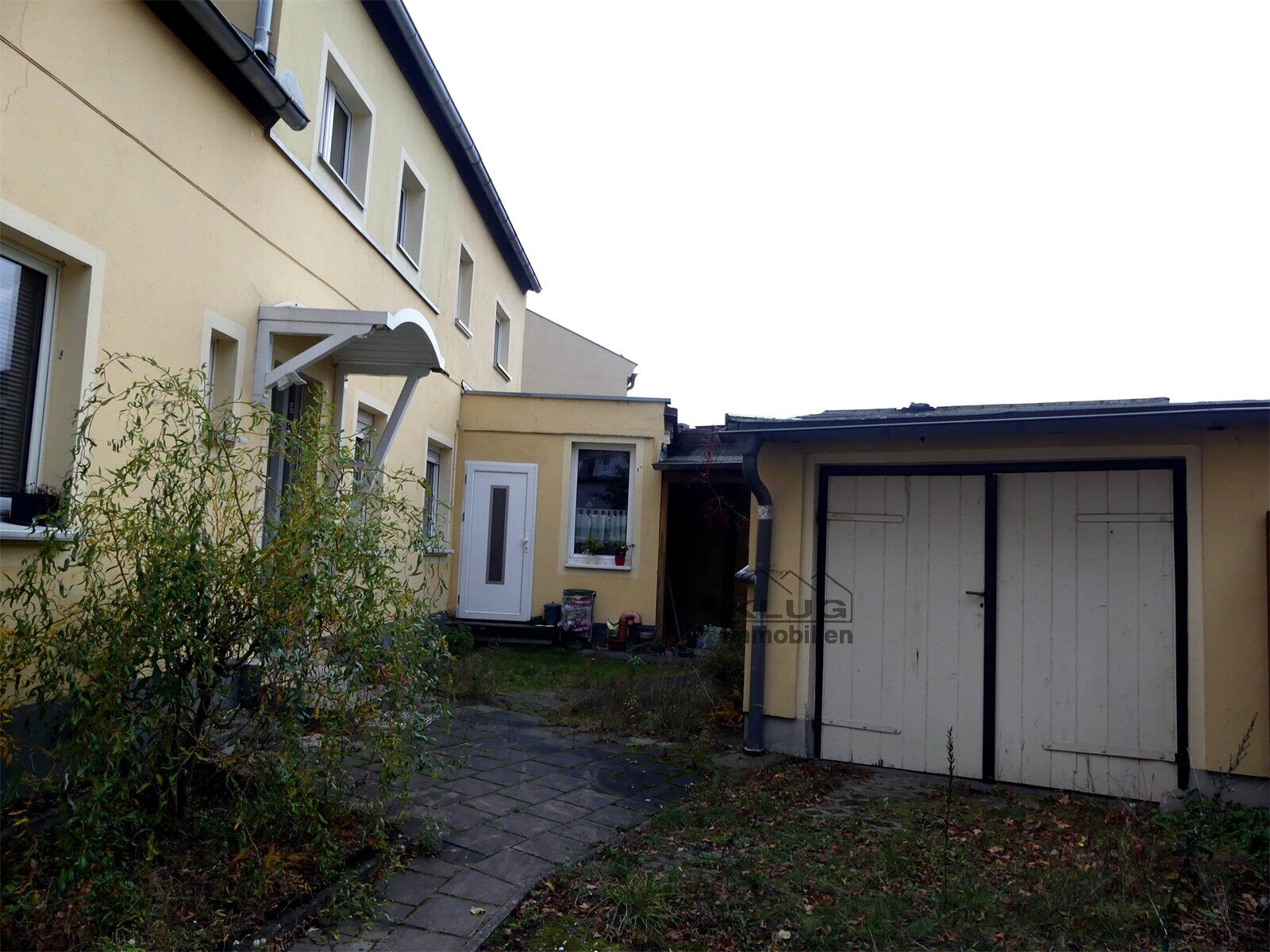 Hinterhof mit Garage und Eingä