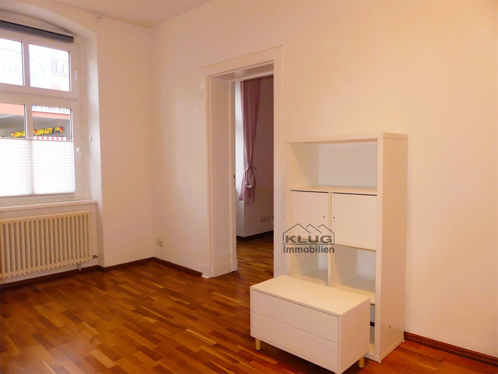 Durchgangszimmer zum halben Zi